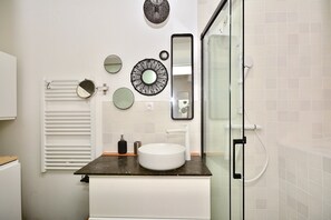 Hair dryer, towels