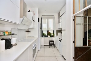 Réfrigérateur, micro-ondes, four, lave-vaisselle