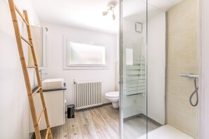 Haartrockner, Handtücher, Seife, Toilettenpapier