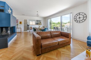 TV, table football - Villa Violette - Piscine privée (Gujan-Mestras)