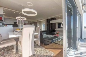 屋外ダイニングエリア