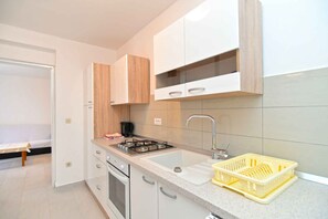 Fridge, oven, stovetop, coffee/tea maker - Holiday apartment with air conditioning (Fažana)
