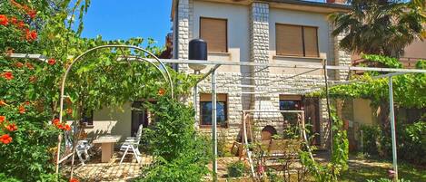 المنطقة المحيطة بالمنشأة