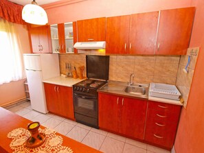 Fridge, oven, stovetop, coffee/tea maker - Holiday apartment with air conditioning (Valbandon)
