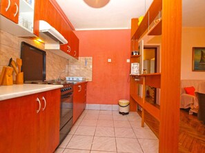 Fridge, oven, stovetop, coffee/tea maker - Holiday apartment with air conditioning (Valbandon)