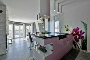 Kühlschrank, Mikrowelle, Ofen, Herdplatte