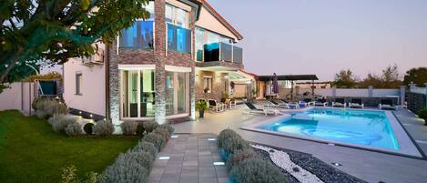 Een verwarmd zwembad