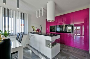 Een koelkast, een microgolfoven, een oven, een kookplaat