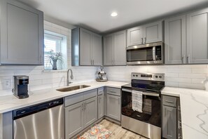 Fridge, microwave, oven, stovetop - Beautiful, recently remodeled 3-bedroom condominium with Gulf views. (Port Aransas)