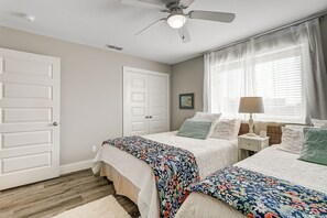 3 bedrooms, iron/ironing board, travel crib, free WiFi - Beautiful, recently remodeled 3-bedroom condominium with Gulf views. (Port Aransas)