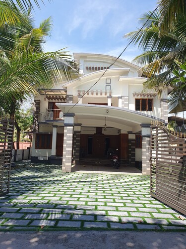 1.5km- town, Believers Hosp. 5 minutes to R. station. 2BHK, ensuite,A/C, balcony