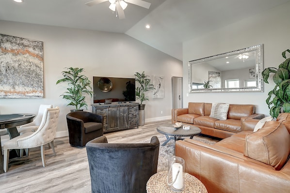 Smart TV - Luxury Gulf-View Penthouse – Top Floor 3BR Condo (Port Aransas)