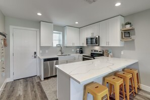 Fridge, microwave, oven, stovetop - Newly Remodeled 3BR Condo with Pool View - Short Walk to Town and Beach! (Port Aransas)