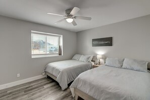 3 bedrooms, free WiFi, bed sheets - Newly Remodeled 3BR Condo with Pool View - Short Walk to Town and Beach! (Port Aransas)