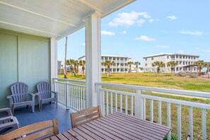 Outdoor dining - Newly Remodeled 3BR Condo with Pool View - Short Walk to Town and Beach! (Port Aransas)