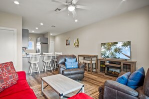 Smart TV - Remodeled Beachy 2BR/2BA-Pool View & Walk to Beach (Port Aransas)