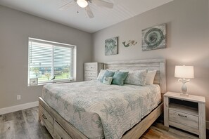 2 bedrooms, free WiFi, bed sheets - Newly Remodeled Beachy 2BR/2BA Condo with Pool View and Close Walk to the Beach (Port Aransas)