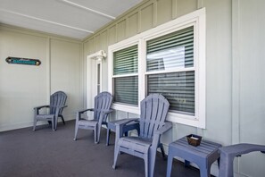 Property grounds - Newly Remodeled Beachy 2BR/2BA Condo with Pool View and Close Walk to the Beach (Port Aransas)