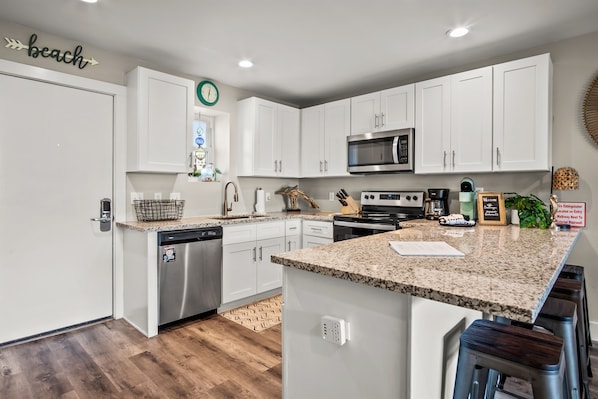 冷蔵庫、電子レンジ、オーブン、コンロ