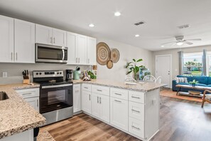 冷蔵庫、電子レンジ、オーブン、コンロ