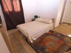 1 dormitori, un bressol de viatge i Internet