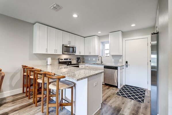 冷蔵庫、電子レンジ、オーブン、コンロ