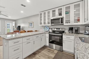 Frigorifero, microonde, forno, piano cottura