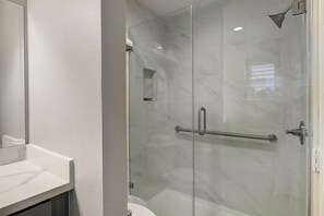 Shower, towels - Relax and Unwind in this Stunning 2BR Beach Condo Close to Town & the Beach (Port Aransas)