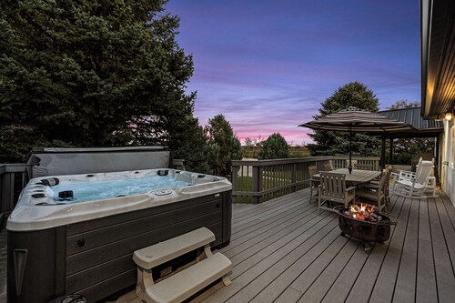 Charming 5-bedroom lodge with WiFi, AC in amazing La Grange, perfect getaway 