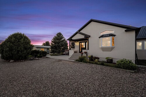 Charming 5-bedroom lodge with WiFi, AC in amazing La Grange, perfect getaway 