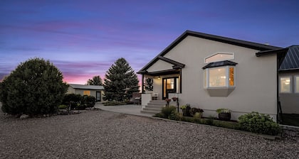 Charming 5-bedroom lodge with WiFi, AC in amazing La Grange, perfect getaway