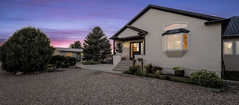 Charming 5-bedroom lodge with WiFi, AC in amazing La Grange, perfect getaway