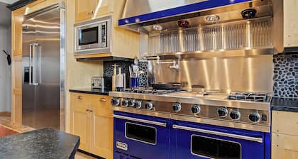 Charming 5-bedroom lodge with WiFi, AC in amazing La Grange, perfect getaway
