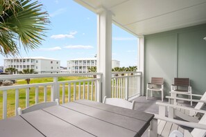 Outdoor dining - 3BR Condo w/ Pool View, Private Beach Access & Short Walk to Town and the Beach (Port Aransas)