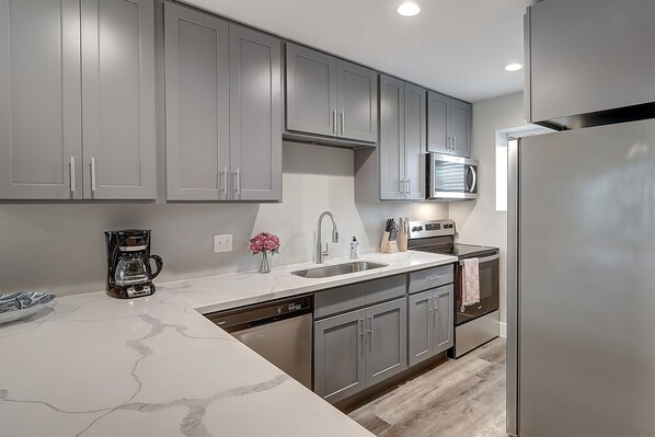 Fridge, microwave, oven, stovetop - Beautiful 2-Bedroom Ground Floor Condo with Pool View and Close to the Beach (Port Aransas)