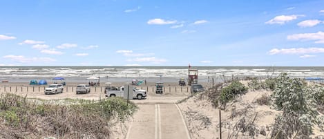 På stranden