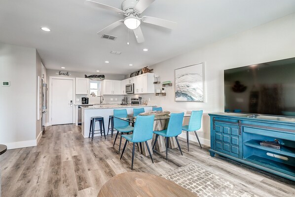 Dining - Beautiful 3BR Beach Rental with Private Path to the Beach & Walkable to Town! (Port Aransas)