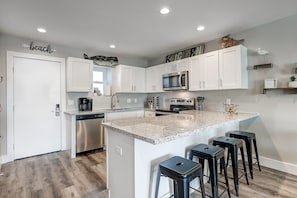 Kjøleskap, mikrobølgeovn, ovn og kokeplater