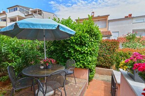 Outdoor dining - Studio with terrace and air conditioning (Pula)