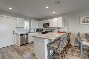 Een koelkast, een magnetron, een oven, een kookplaat