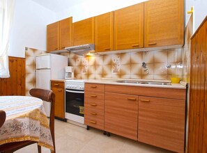 Fridge, oven, stovetop, coffee/tea maker - Holiday apartment with air conditioning (Valbandon)
