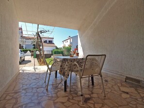 Outdoor dining - Holiday apartment with air conditioning (Valbandon)