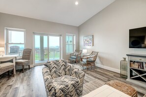 Smart TV - Luxury Gulf-View Penthouse – Top Floor 3BR Condo (Port Aransas)