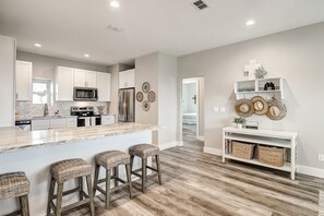 Fridge, microwave, oven, stovetop - Luxury Gulf-View Penthouse – Top Floor 3BR Condo (Port Aransas)