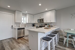 Køleskab, mikrobølgeovn, ovn, kogeplade