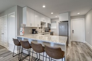 ثلاجة، ميكروويف، فرن، موقد طهي مسطح