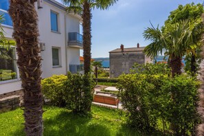 Property grounds - Holiday apartment with air conditioning (Crikvenica)