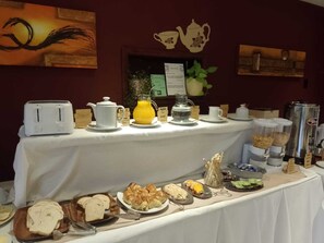 Free daily buffet breakfast  - Hotel Lar Aike (El Calafate)
