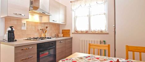 Fridge, oven, stovetop, coffee/tea maker