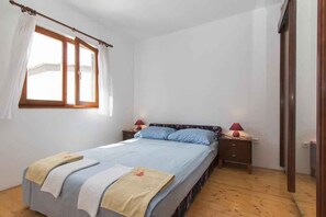 2 bedrooms, WiFi - with swimming pool and garden for exclusive use (Valbandon)